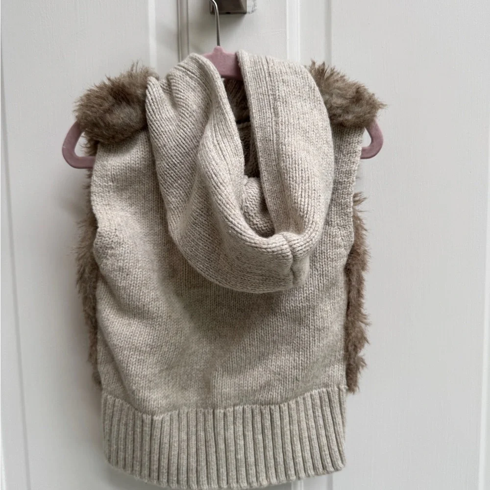 GAP 2T Girls Toddler Faux Fur Sleeveless Vest in Cream and Brown